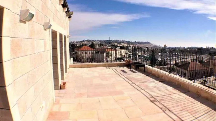 luxurious 3 BR Penthouse in Musrara