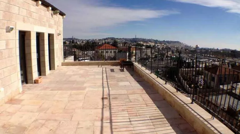 luxurious 3 BR Penthouse in Musrara