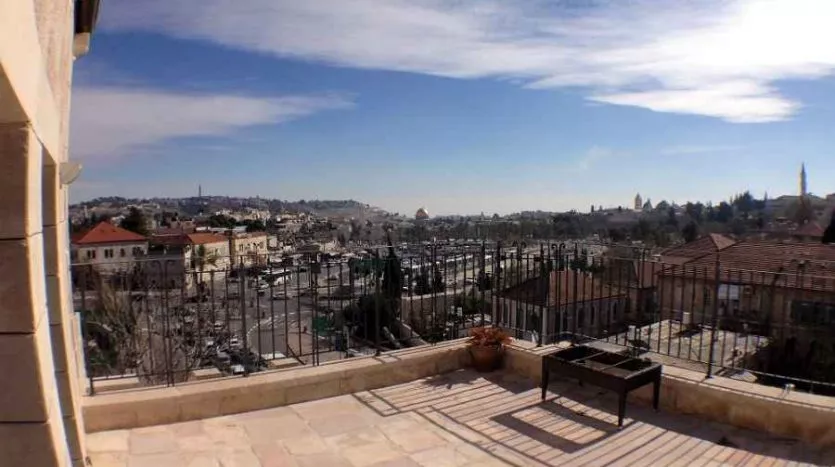 luxurious 3 BR Penthouse in Musrara