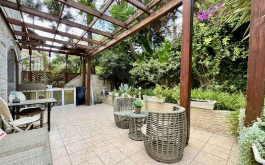 Abu-Tor 1 BR with large Garden!