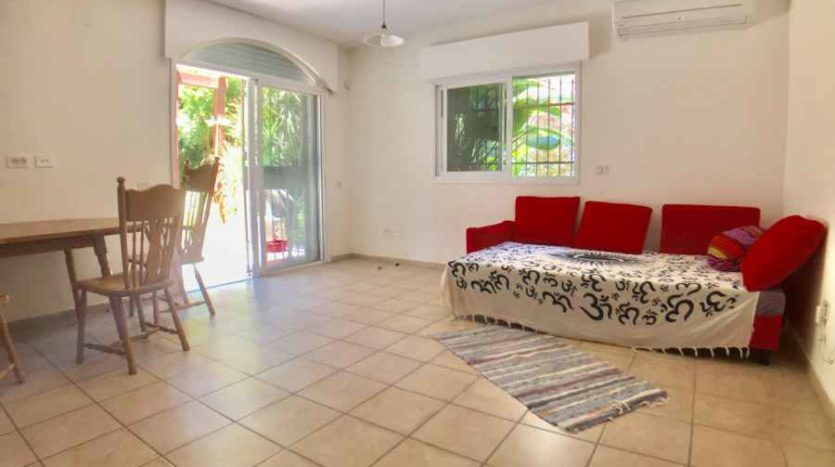 Abu-Tor 1 BR with large Garden!