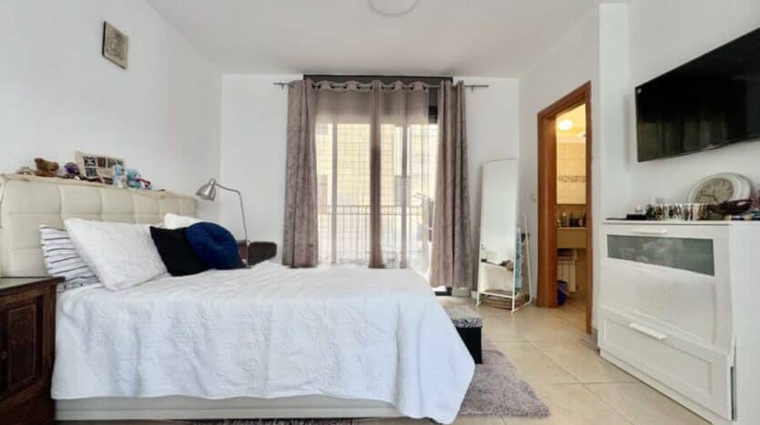 Arnona - super large 3 BR apt