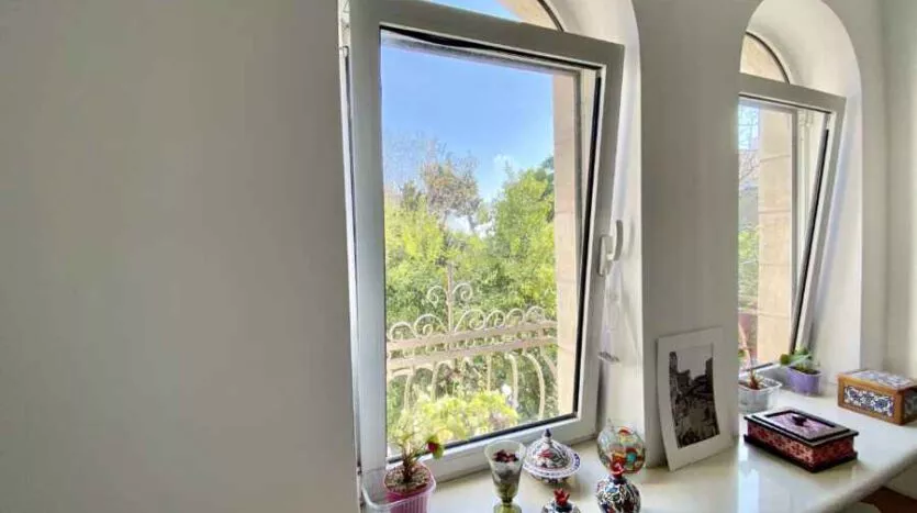 Abu-Tor - Large one BR fully furnished