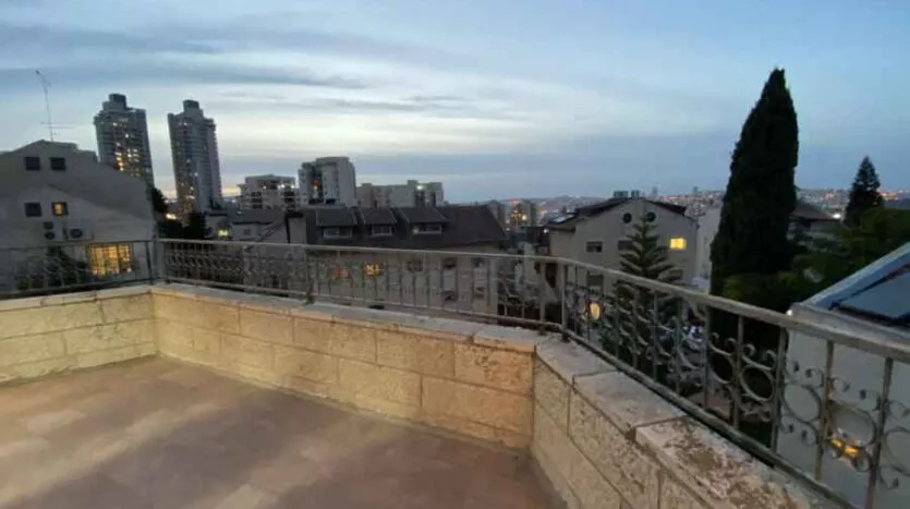 Arnona - Top Floor huge 3 BR