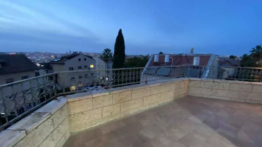 Arnona - Top Floor huge 3 BR