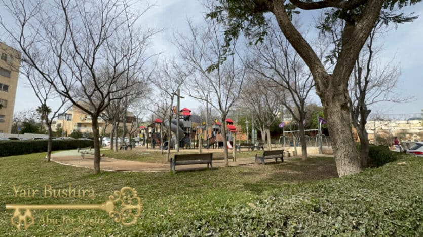 East Talpiot – 4 BR Prime Street Location!