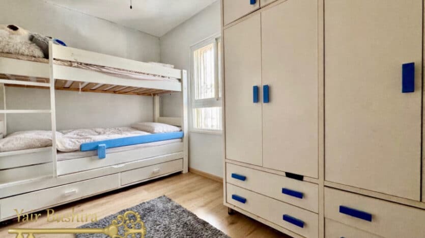 East Talpiot – 4 BR Prime Street Location!