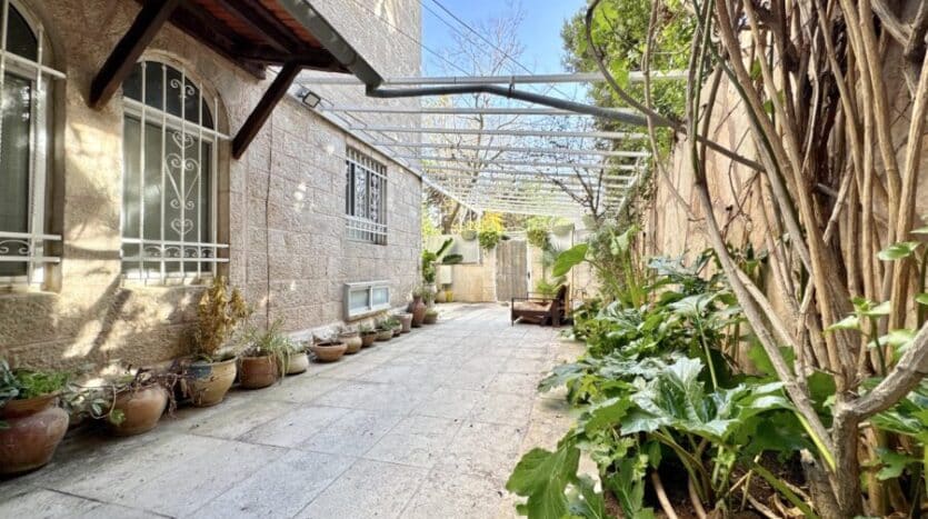 Abu-Tor – 2 BR | Garden apt | Fully furnished