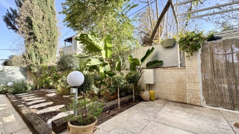 Abu-Tor – 2 BR | Garden apt | Fully furnished